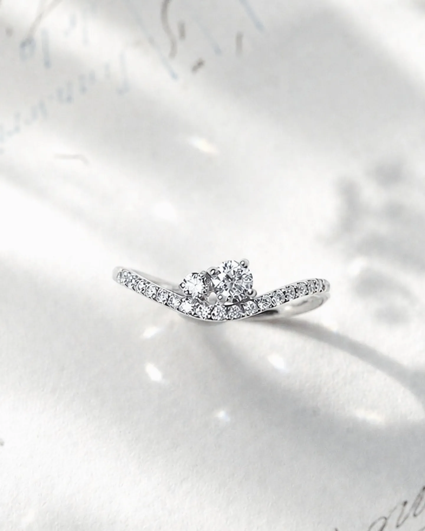 センターダイヤを纏った、美しいウェーブラインリング💍✨